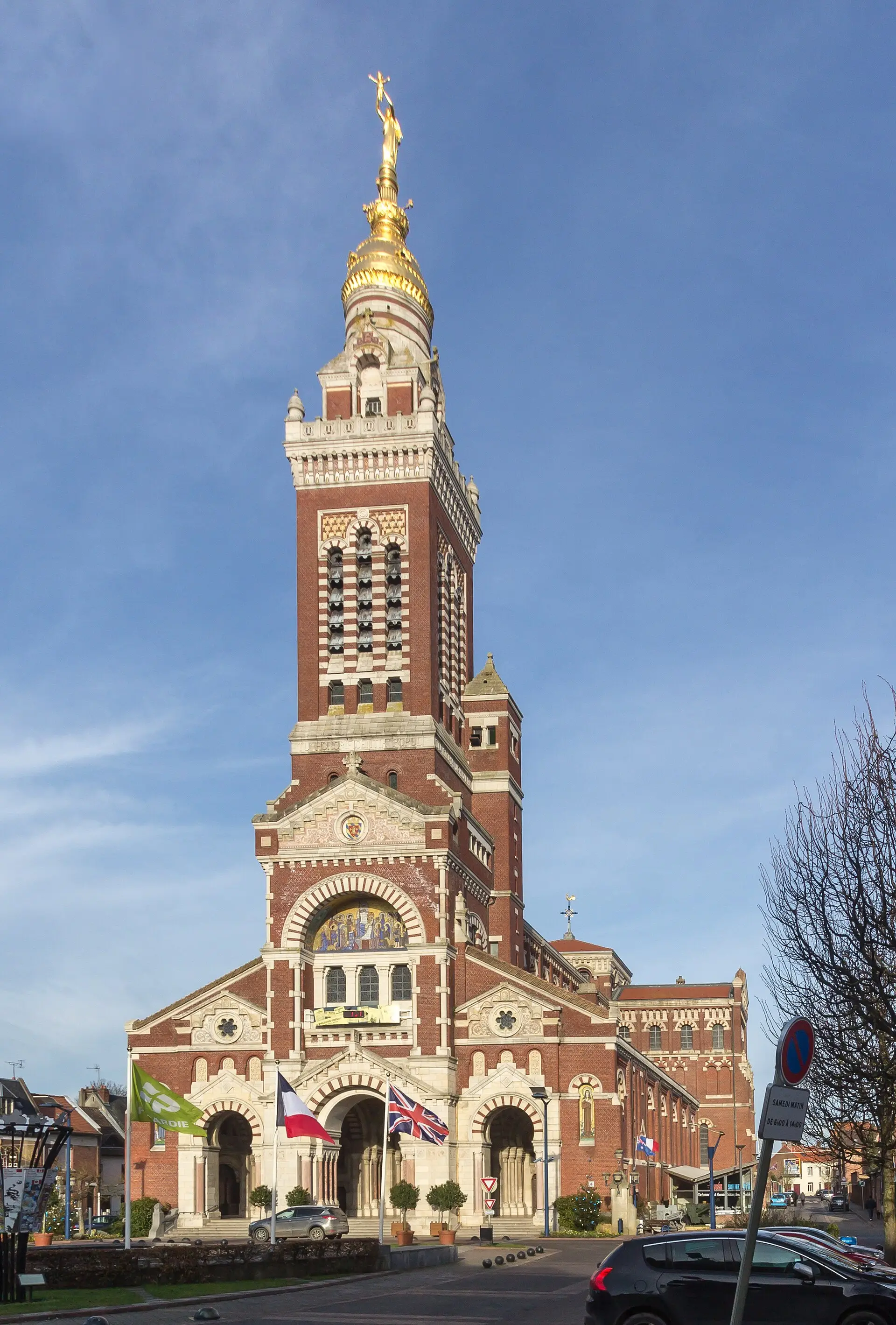 La basilique Notre-Dame de Brebières à Albert, son clocher surmonté de la Vierge dorée tenant l'Enfant