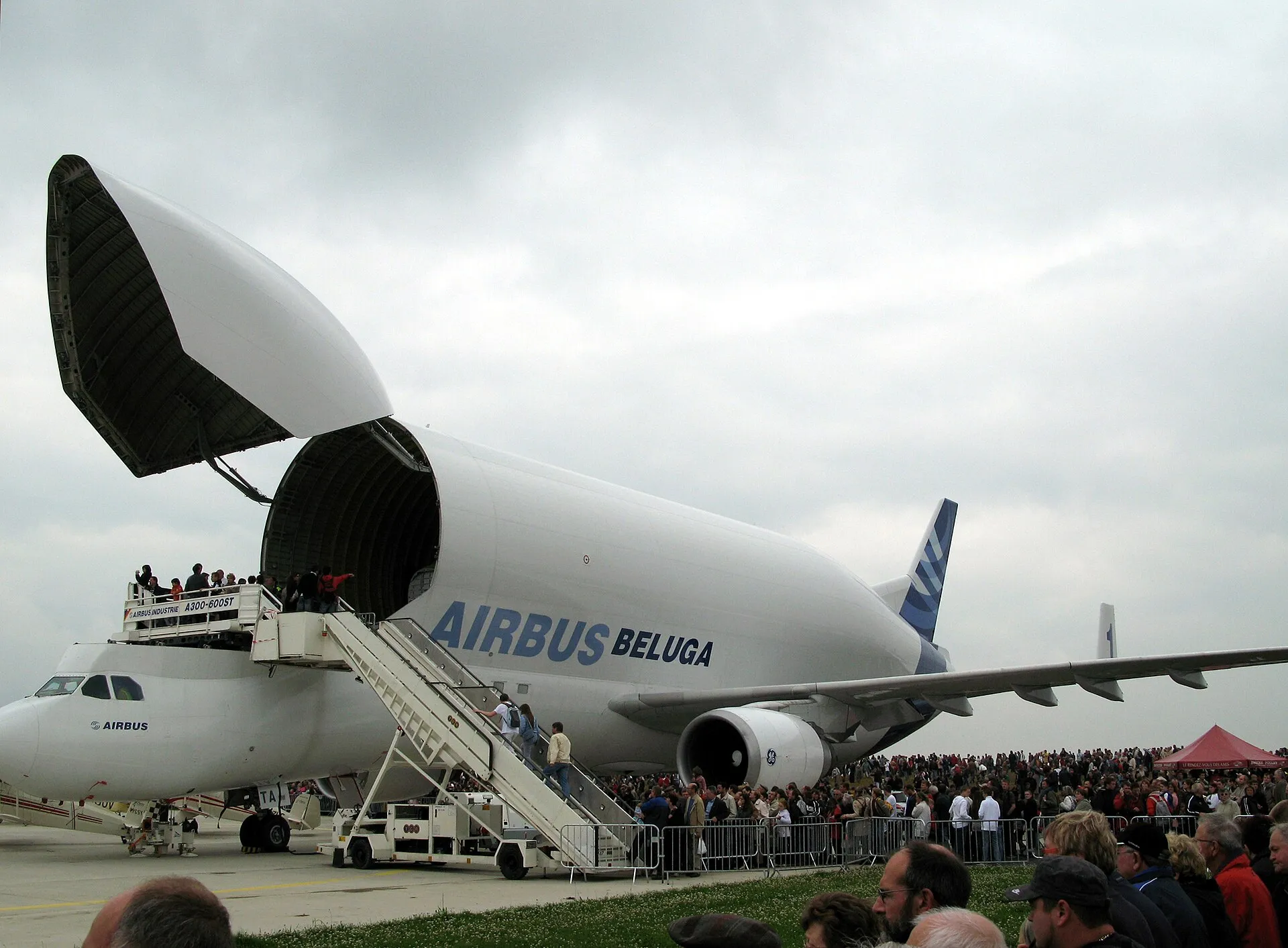 Un Airbus Beluga, nez ouvert, lors d'un meeting à l'aéroport d'Albert-Picardie