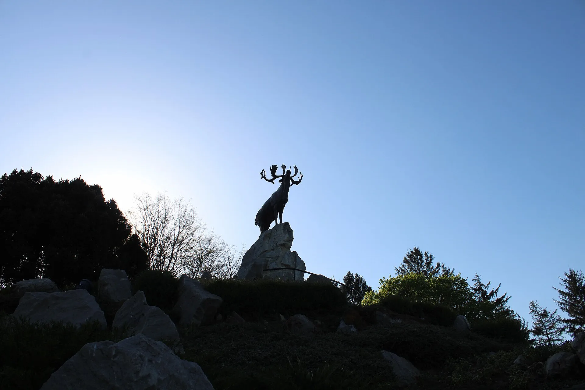 Le caribou du mémorial terre-neuvien de Beaumont-Hamel, en contre-jour