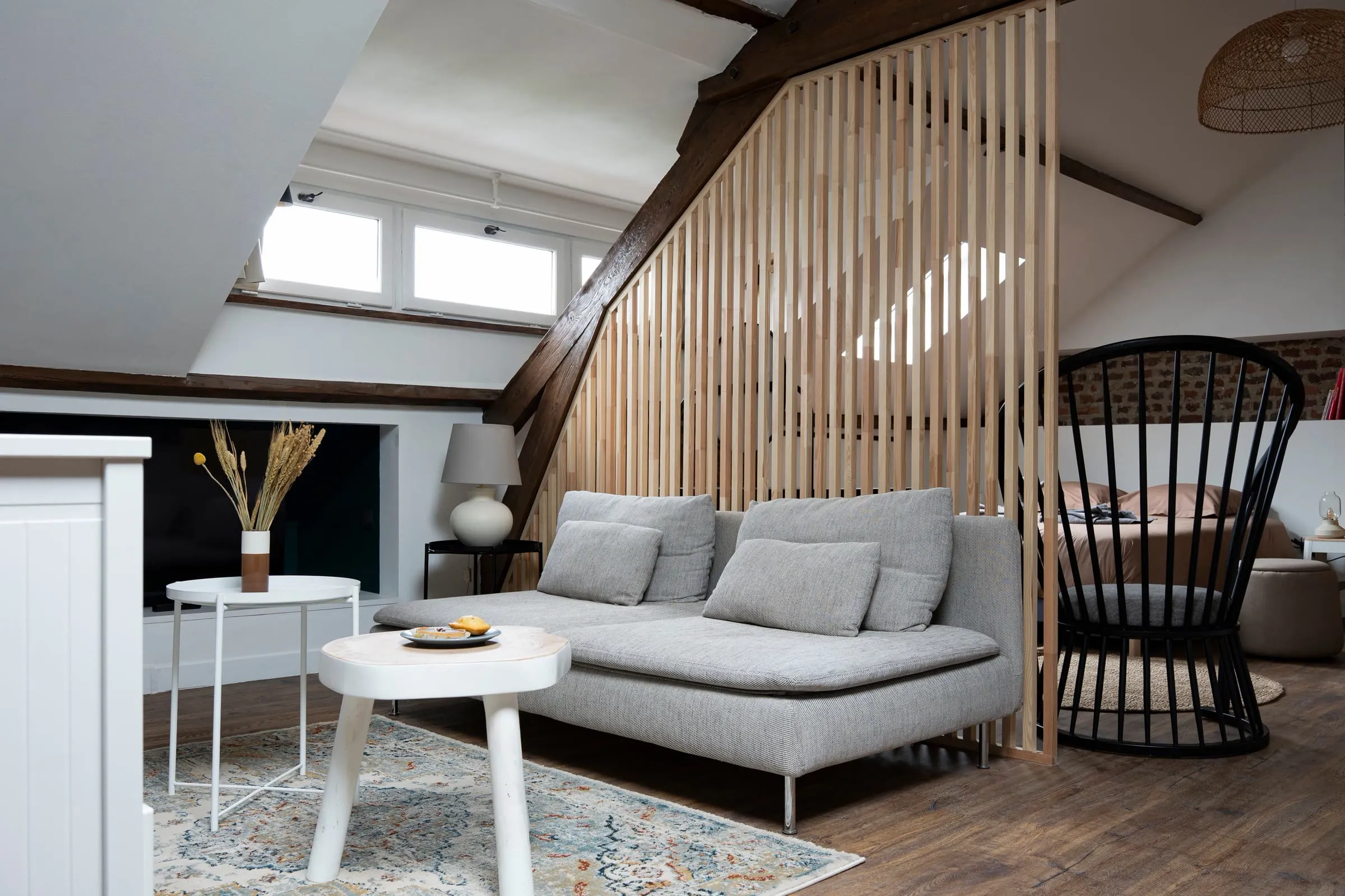 Salon du Loft d'Alfred à Lens, canapé clair et claustra en bois, photographié pour l'annonce