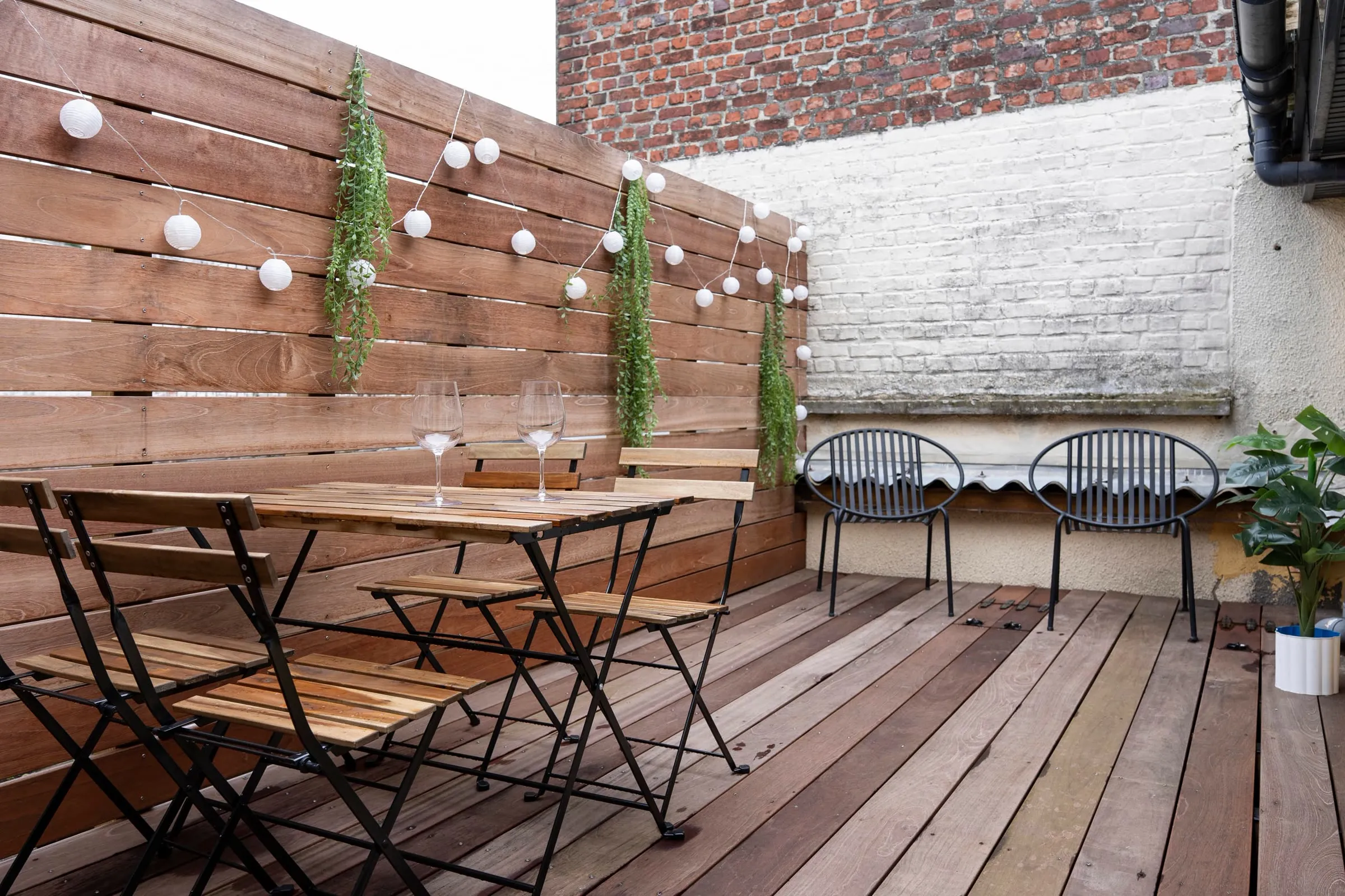 Terrasse en bois de La Terrasse d'Alfred à Lens, tables dressées pour l'arrivée des voyageurs
