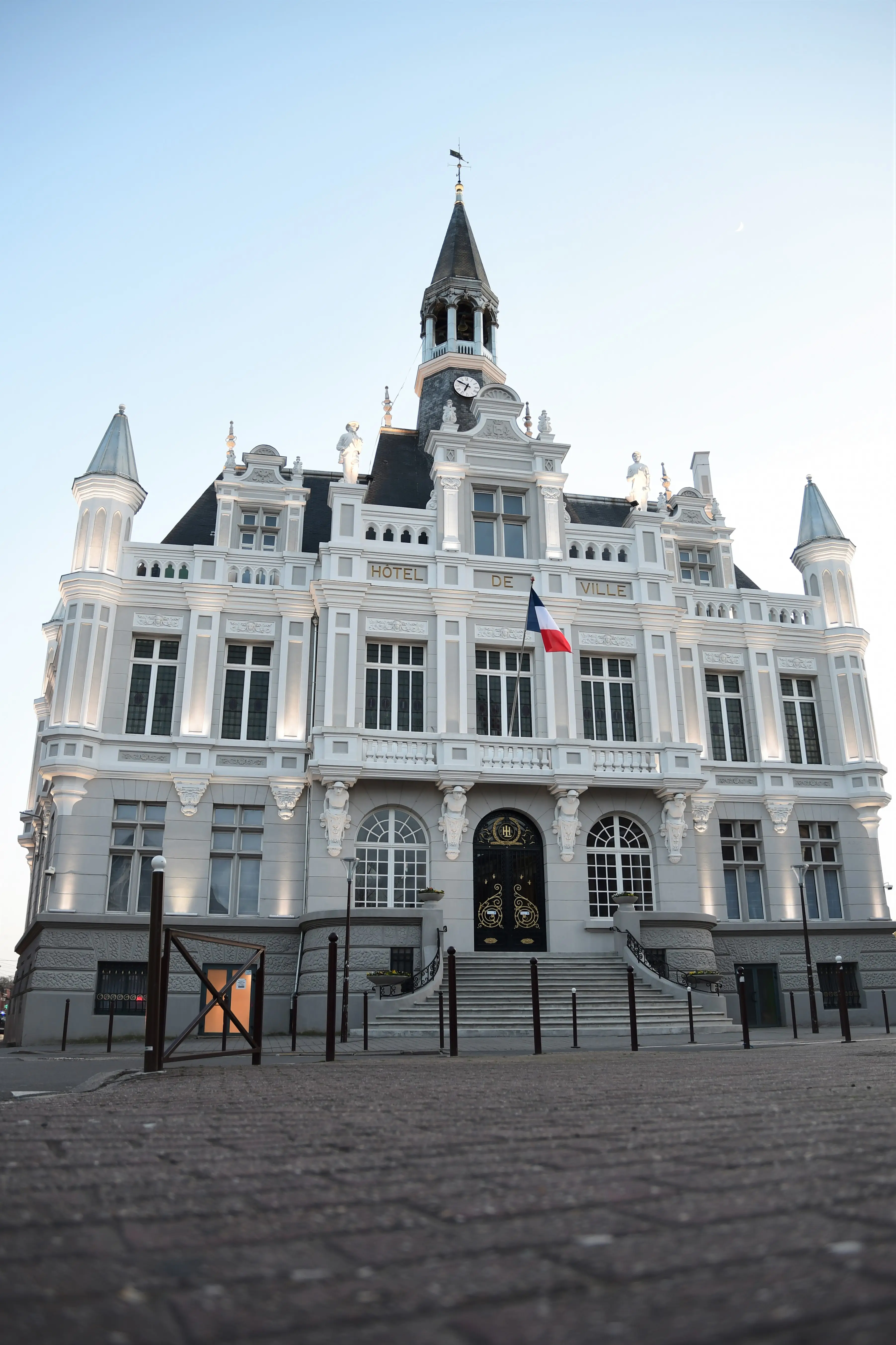 L'hôtel de ville d'Hénin-Beaumont, façade blanche et beffroi