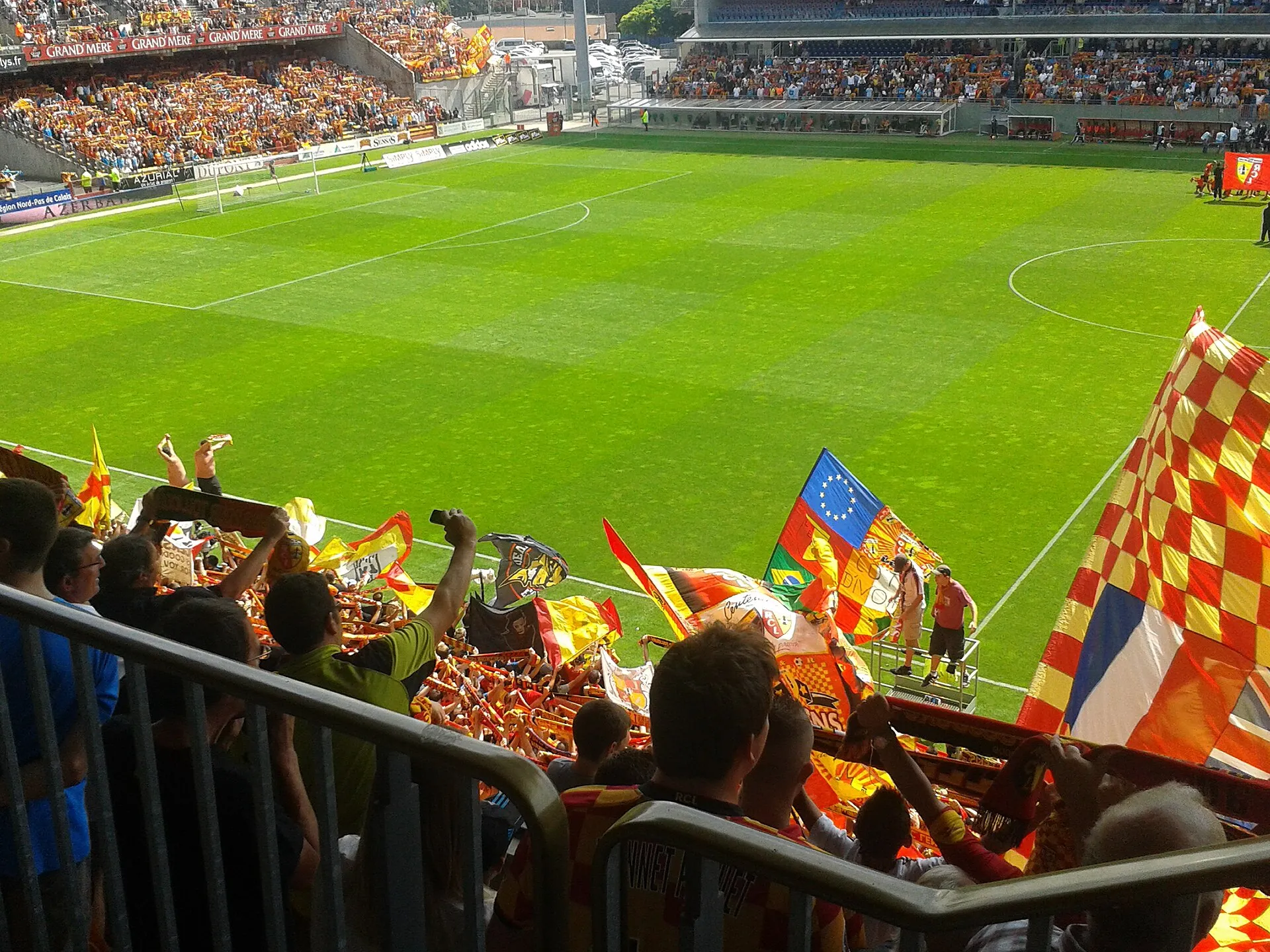 Supporters du RC Lens en sang et or dans les tribunes du stade Bollaert-Delelis