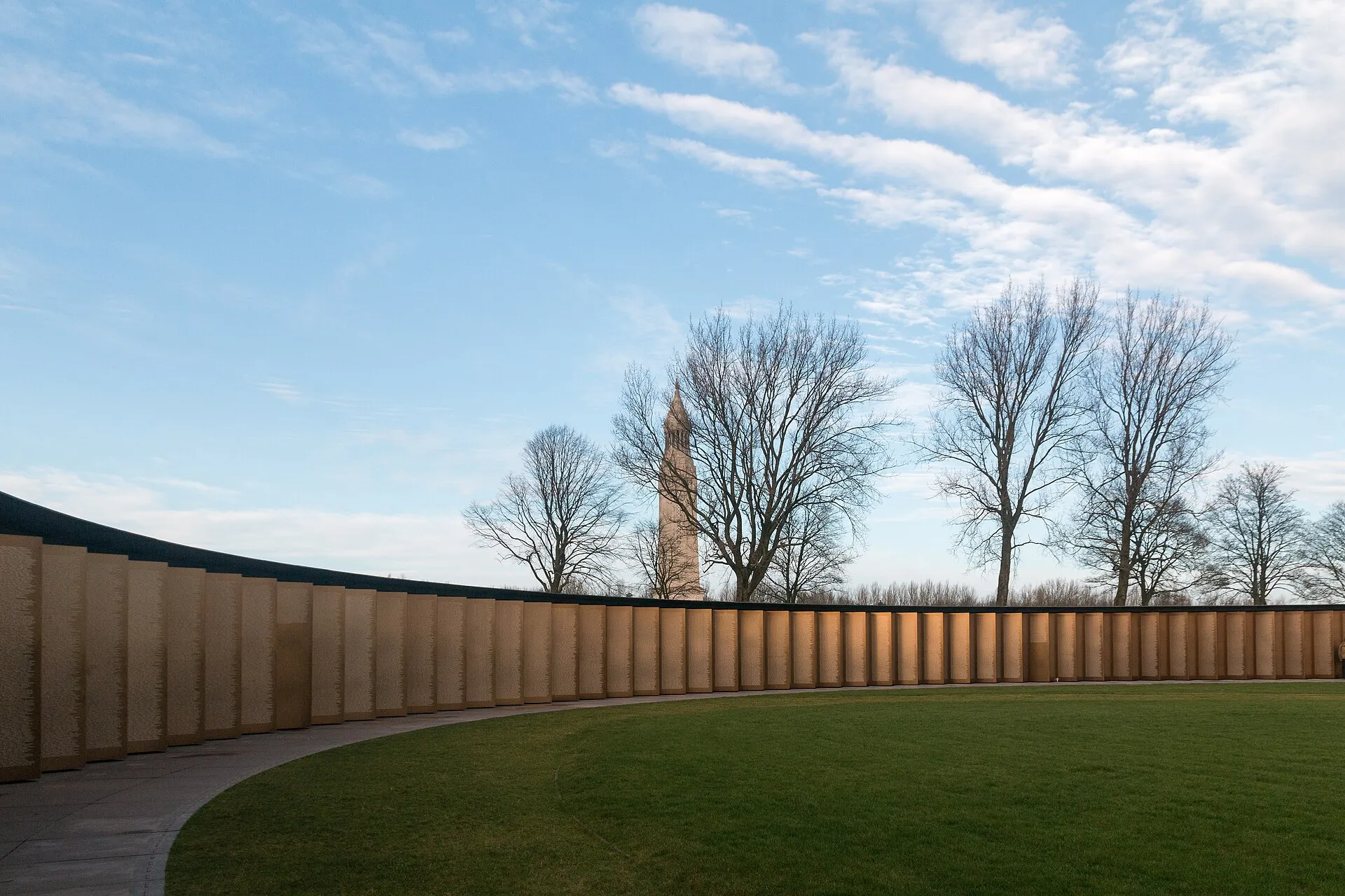 L'Anneau de la Mémoire à Ablain-Saint-Nazaire et la tour-lanterne de Notre-Dame-de-Lorette