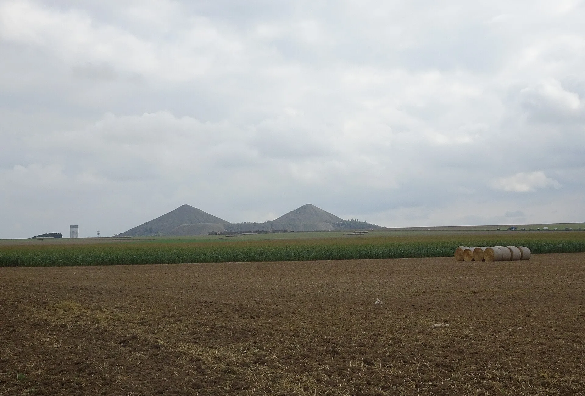 Les terrils jumeaux de la base 11/19 à Loos-en-Gohelle, au-dessus des champs