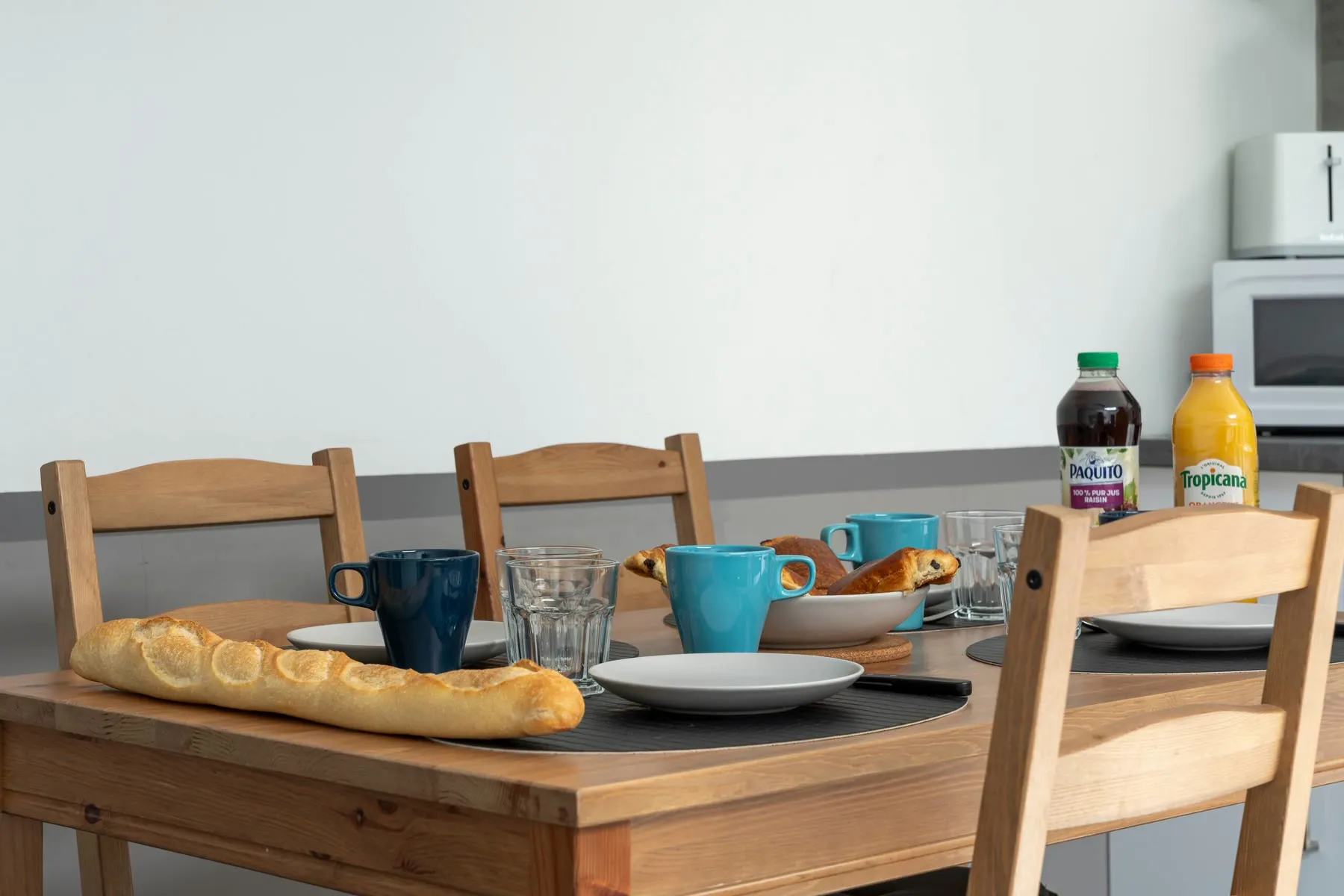 Table du petit-déjeuner dressée au Mirabeau à Hénin-Beaumont