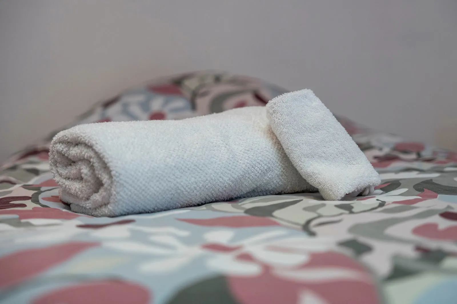Serviettes roulées posées sur le lit fait au Mirabeau à Hénin-Beaumont