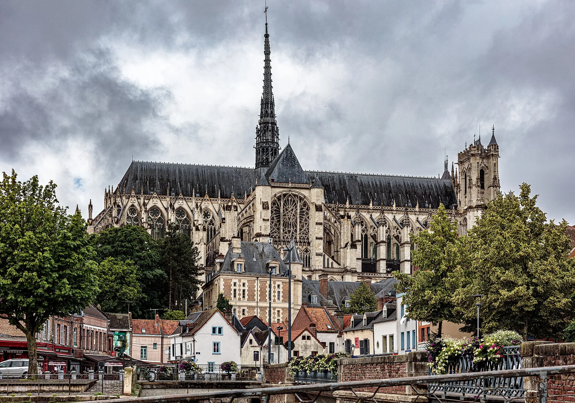 La cathédrale Notre-Dame d'Amiens, sa nef et sa flèche dominant les maisons du quartier Saint-Leu