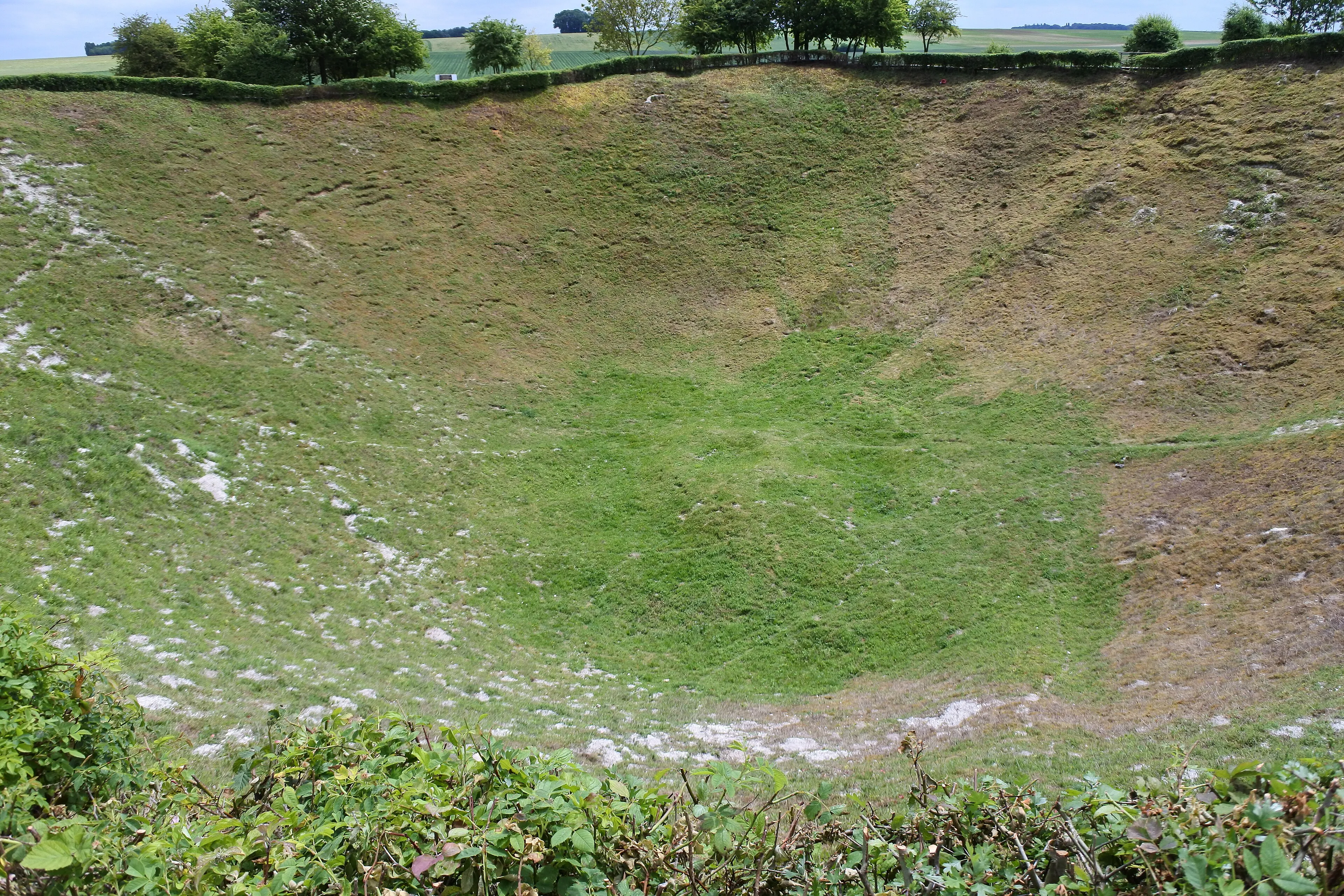 Le cratère de Lochnagar à La Boisselle, vaste entonnoir herbeux