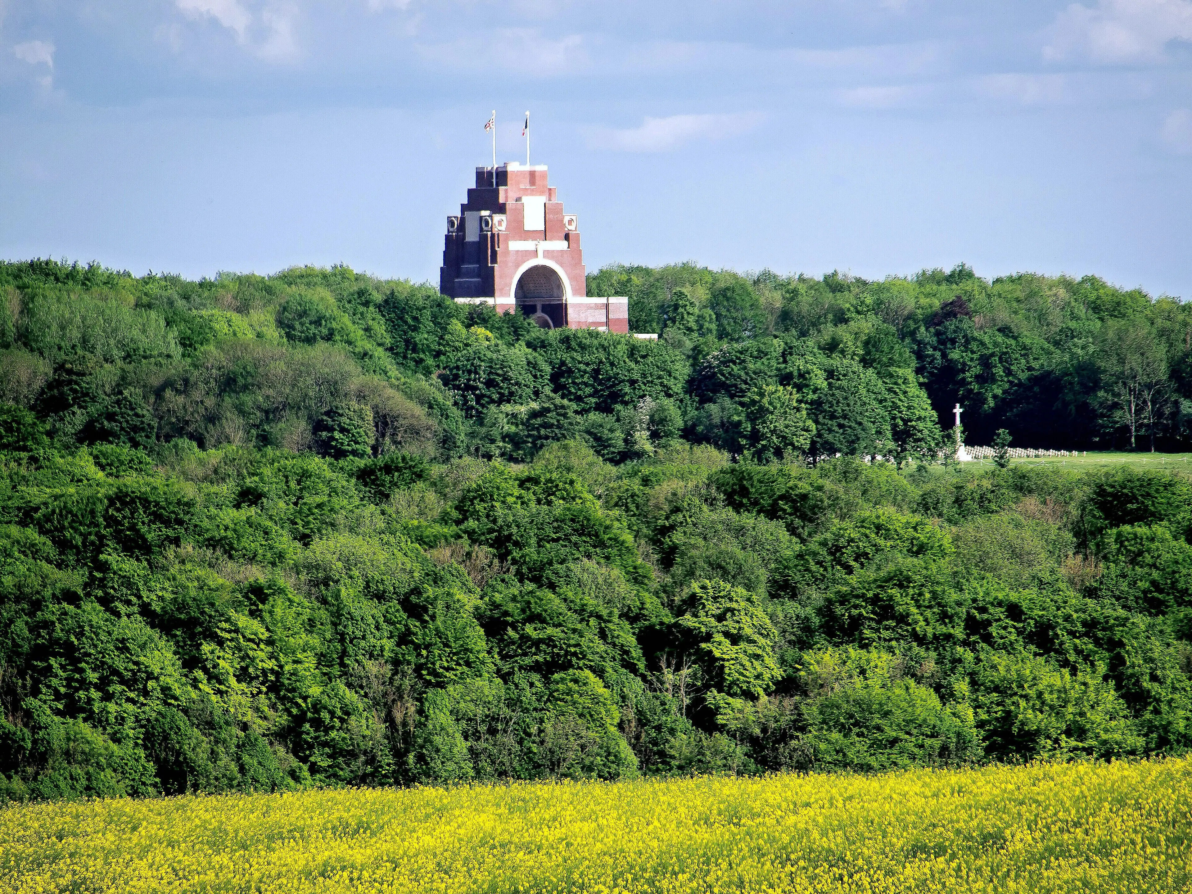 Le mémorial franco-britannique de Thiepval au-dessus des bois, vu depuis Beaumont-Hamel