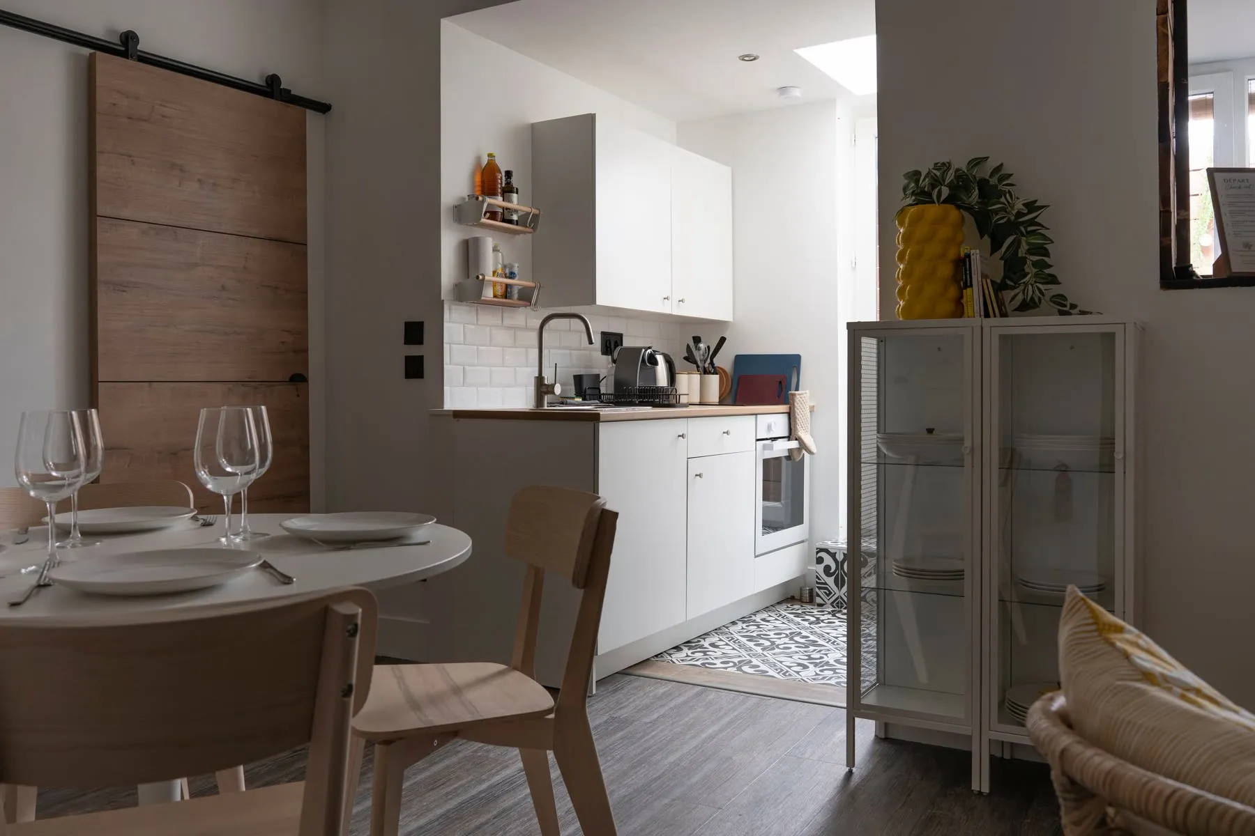 Cuisine et coin repas décorés de La Terrasse d'Alfred à Lens