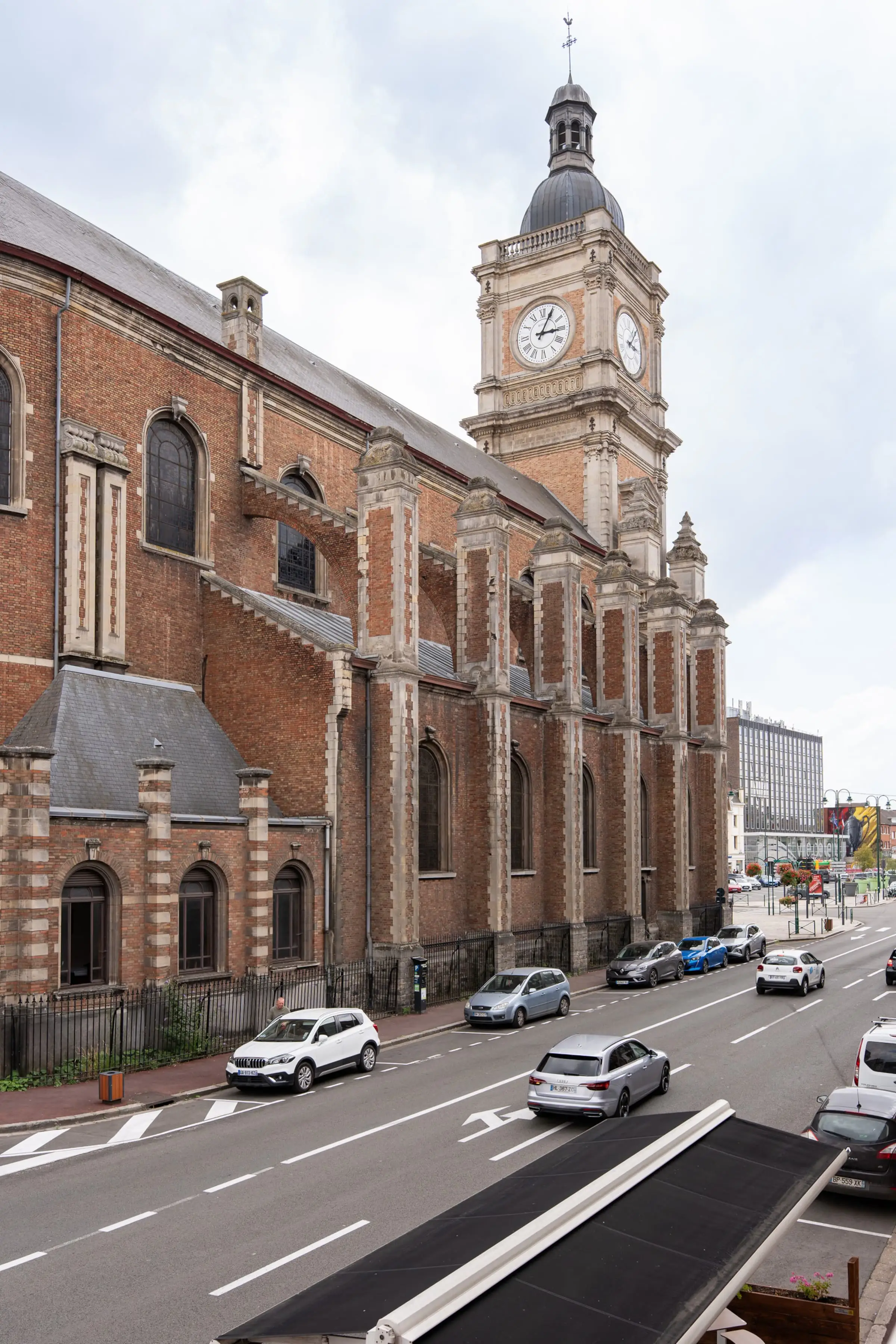 Rue de Lens et son église en brique, vue depuis Le Diderot, un logement accompagné par Happy D's
